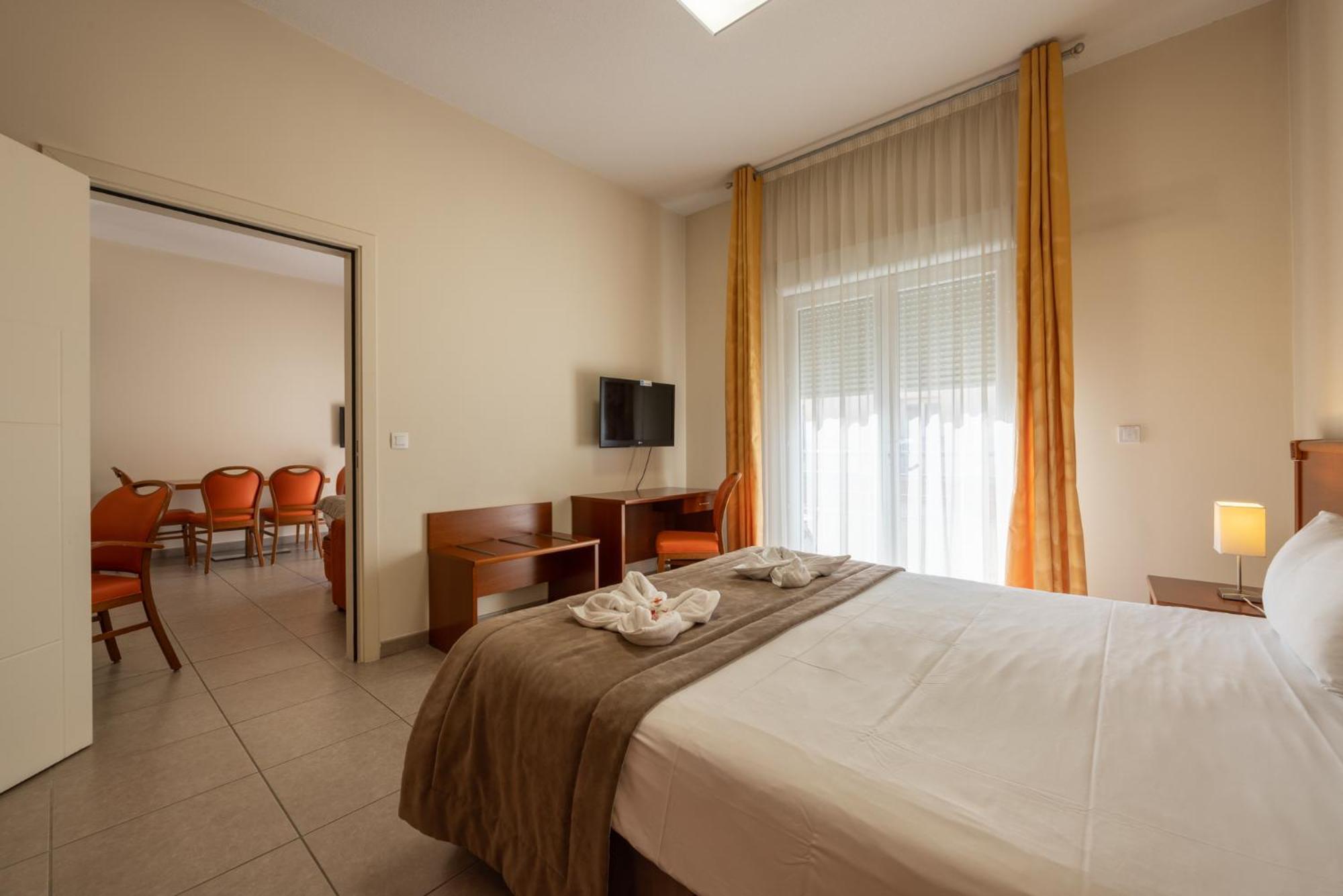 The Originals Boutique, Hotel L'Occitan, Aubagne La Destrousse Exterior photo