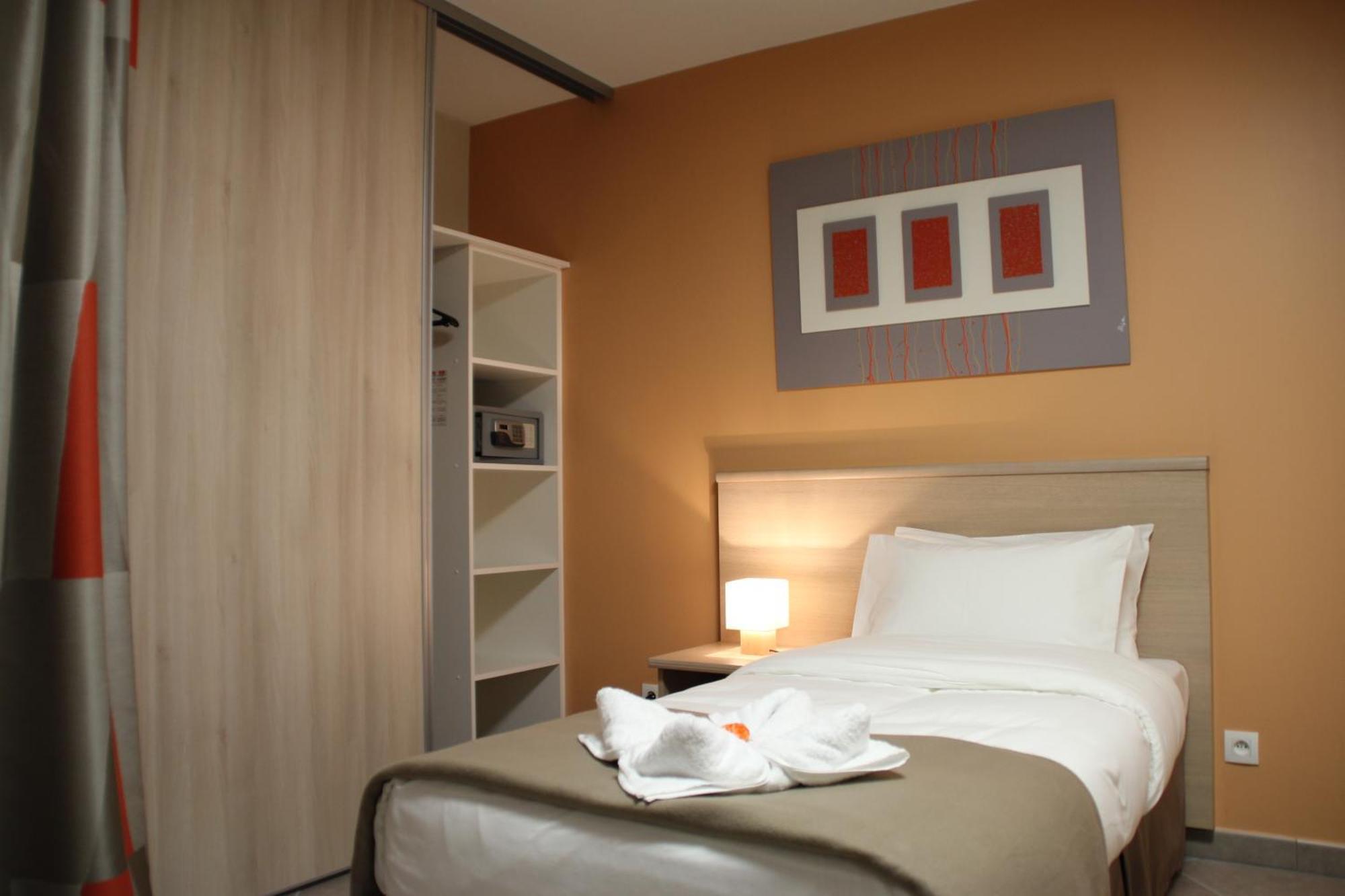 The Originals Boutique, Hotel L'Occitan, Aubagne La Destrousse Exterior photo