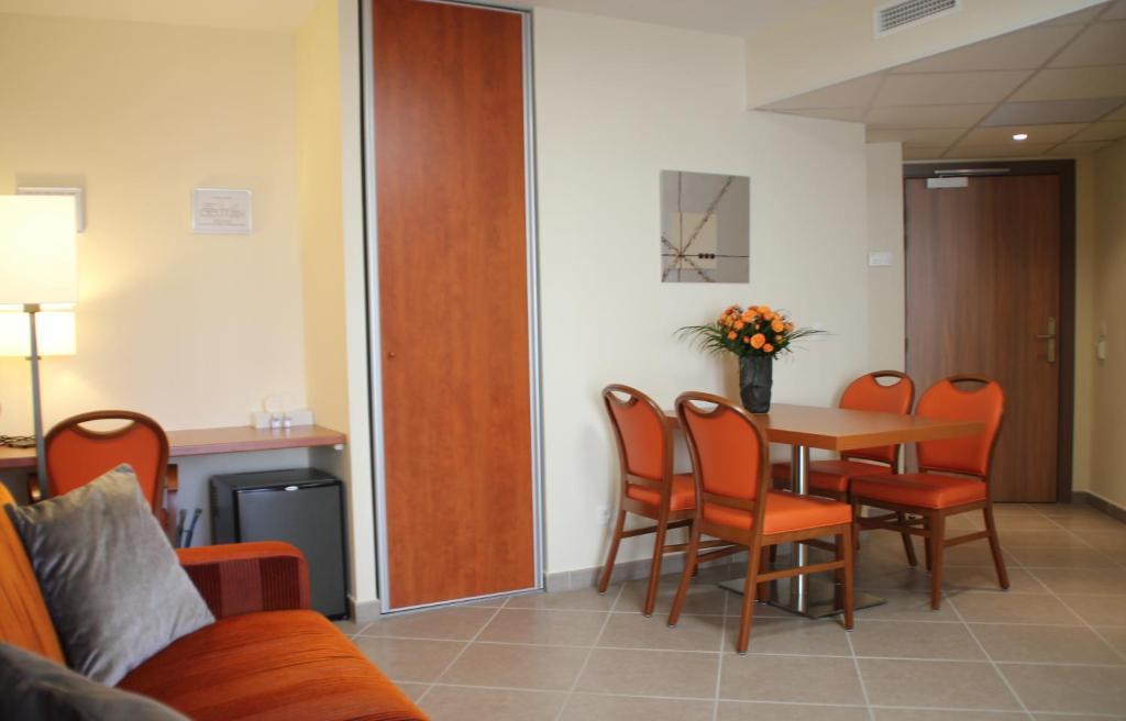 The Originals Boutique, Hotel L'Occitan, Aubagne La Destrousse Room photo