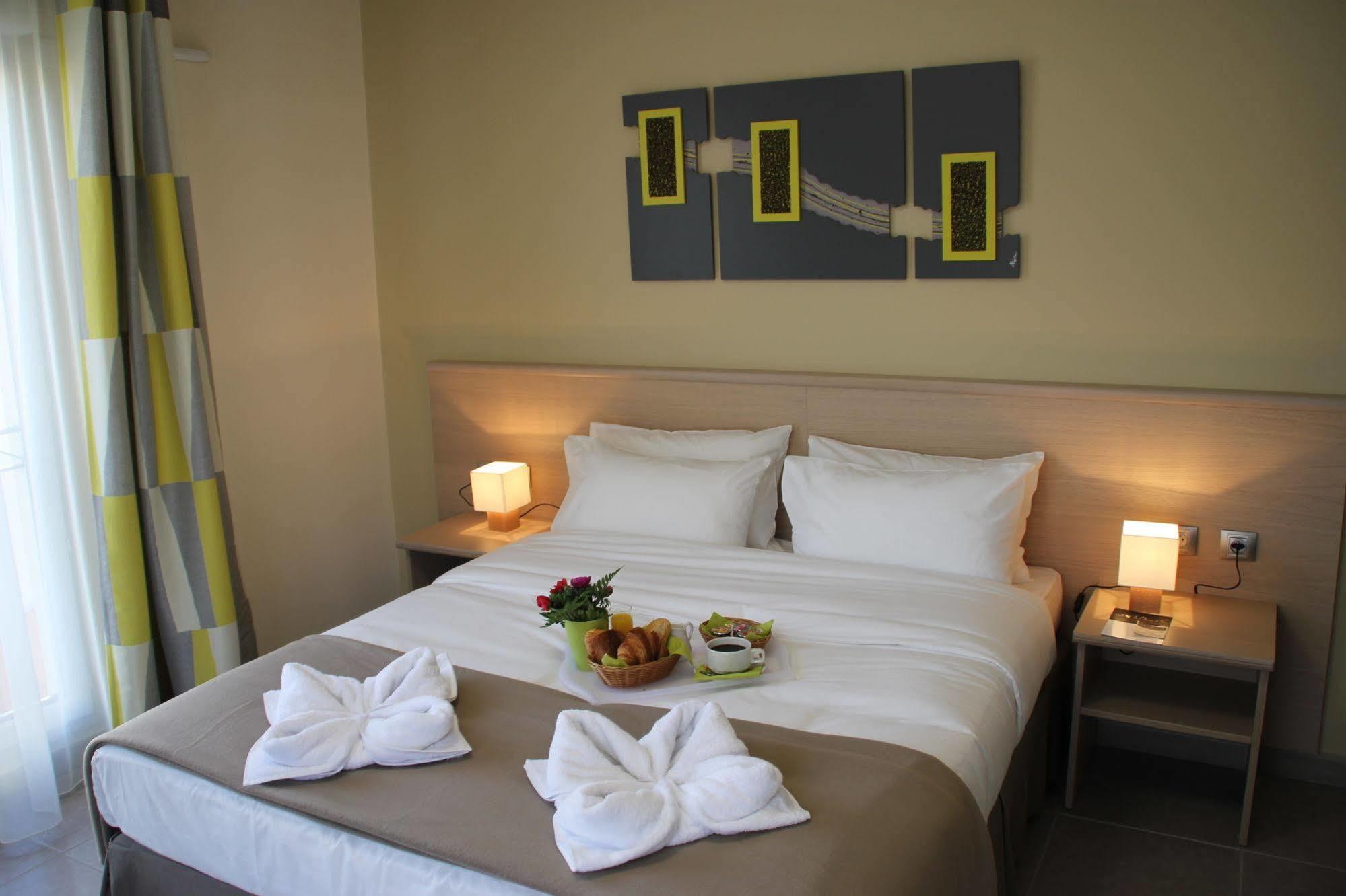 The Originals Boutique, Hotel L'Occitan, Aubagne La Destrousse Exterior photo